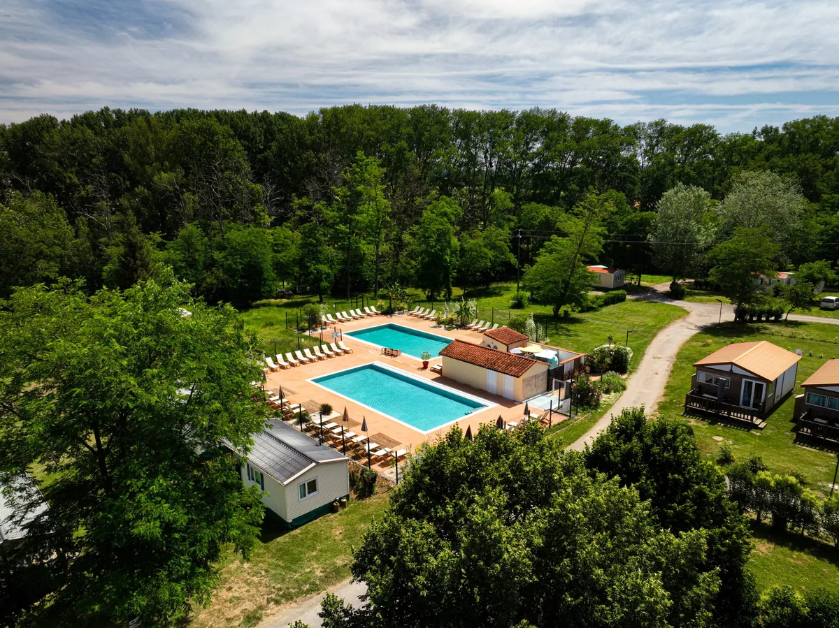 Camping avec piscine en Ariège et emplacements ombragés
