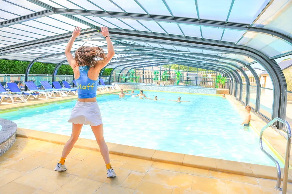 activité gym aquatique au camping les nobis d'anjou dans la piscine couverte