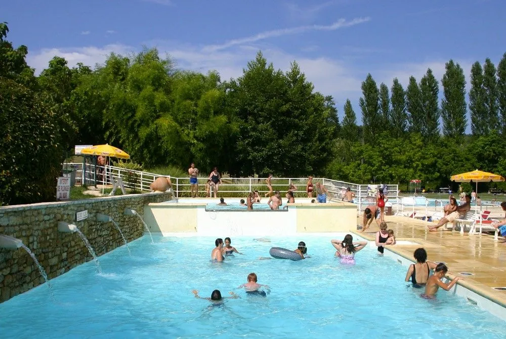 piscine chauffée à 27° et à déversoir avec petit et grand bain en pleine nature dans le camping