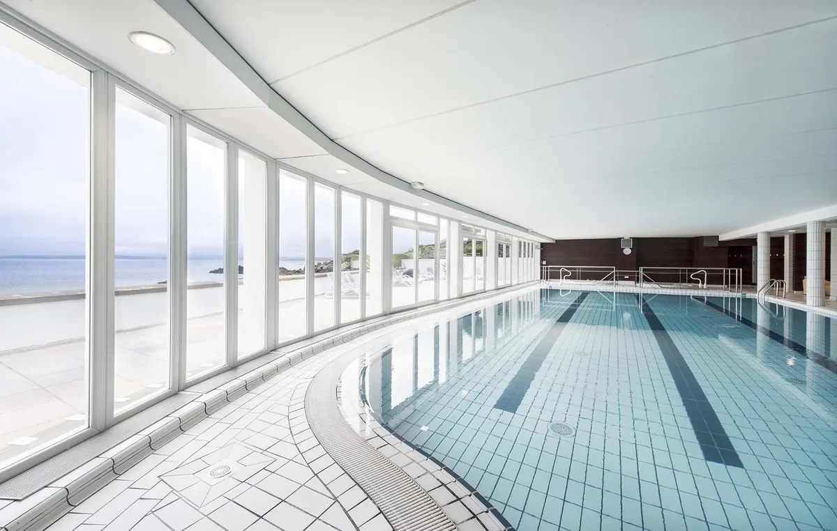 Piscine intérieure thalasso Douarnerez