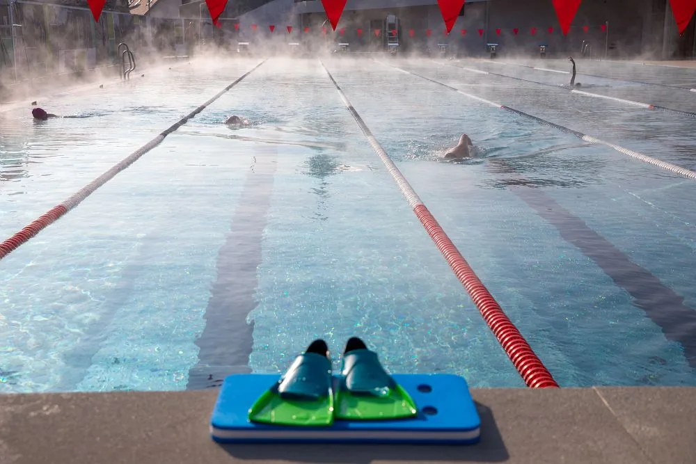 Nageurs en hiver dans le bassin nordique de la piscine du Carrousel de Dijon.