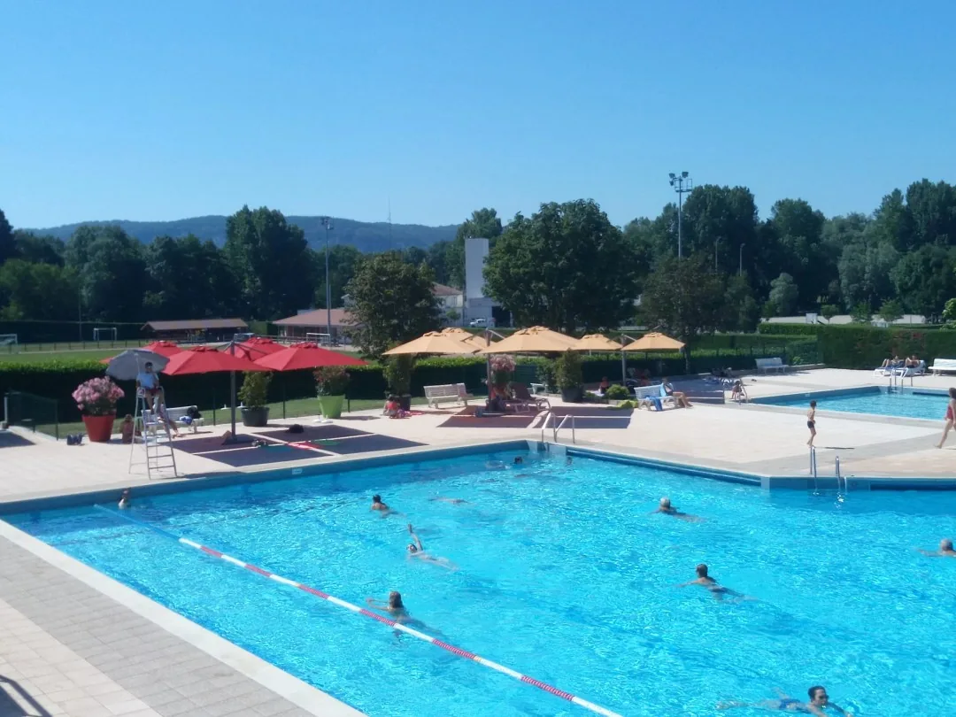 la PISCINE de lagnieu et ses parasols