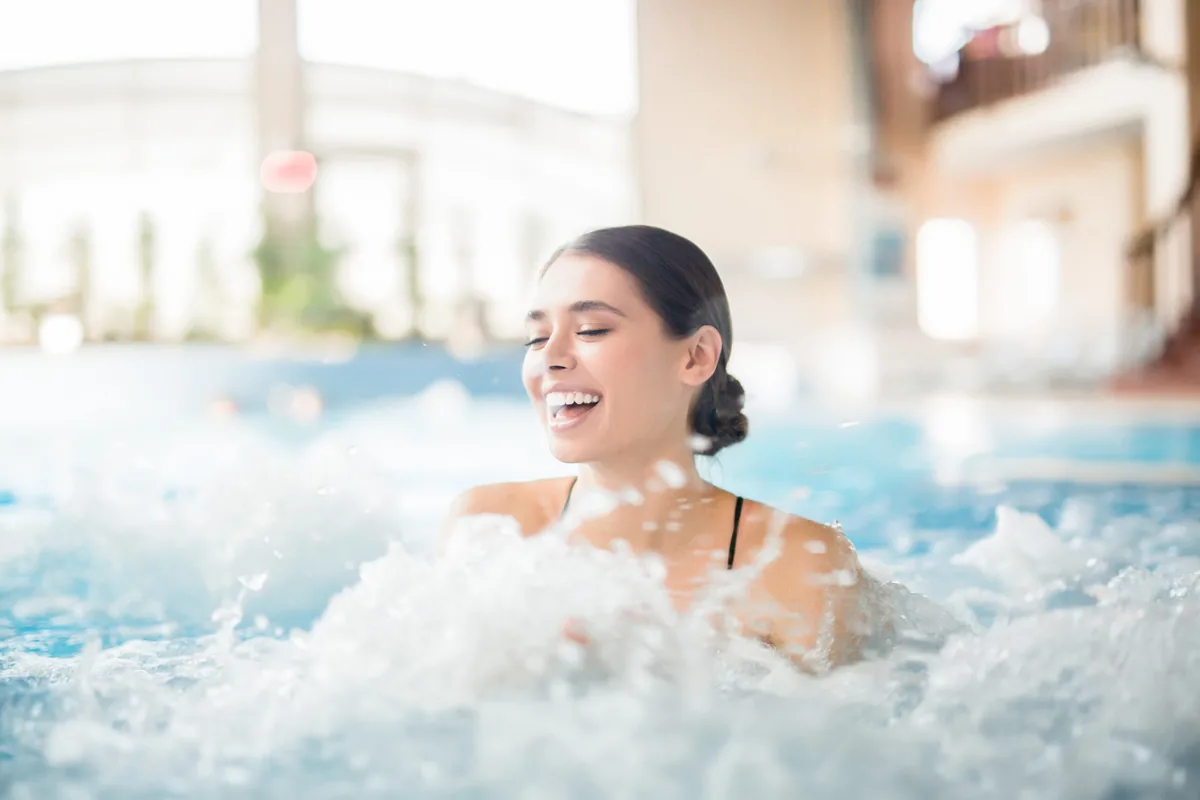 femme dans un jacuzzi