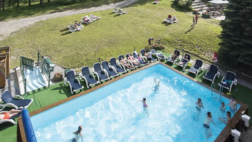 village vacances piscine à la montagne
