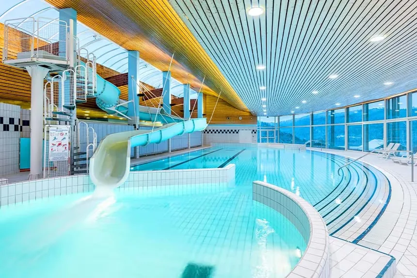 la piscine avec toboggan du village vacances azureva bussang